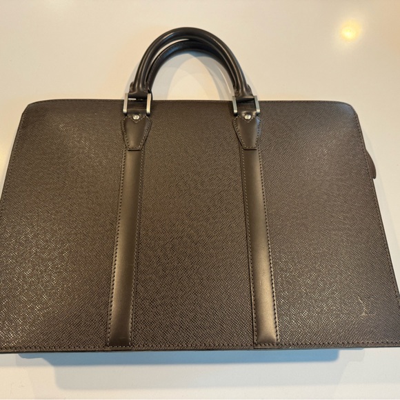 Louis Vuitton Taiga Porte-Documents Lozan - Picture 1 of 7